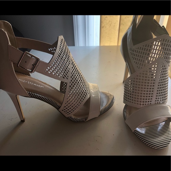 White heels never worn - Picture 2 of 4